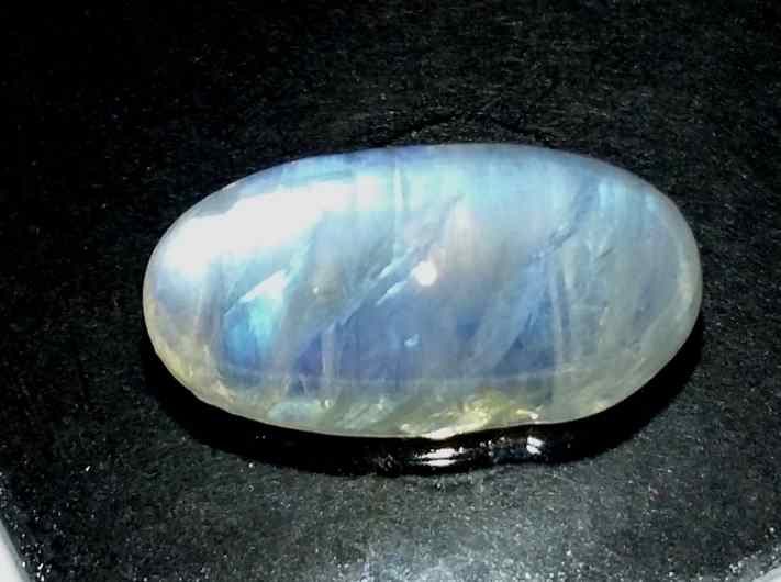 22.43 Carats Ceylon Moonstone 23.85 x 12.03 x 9.43 mm