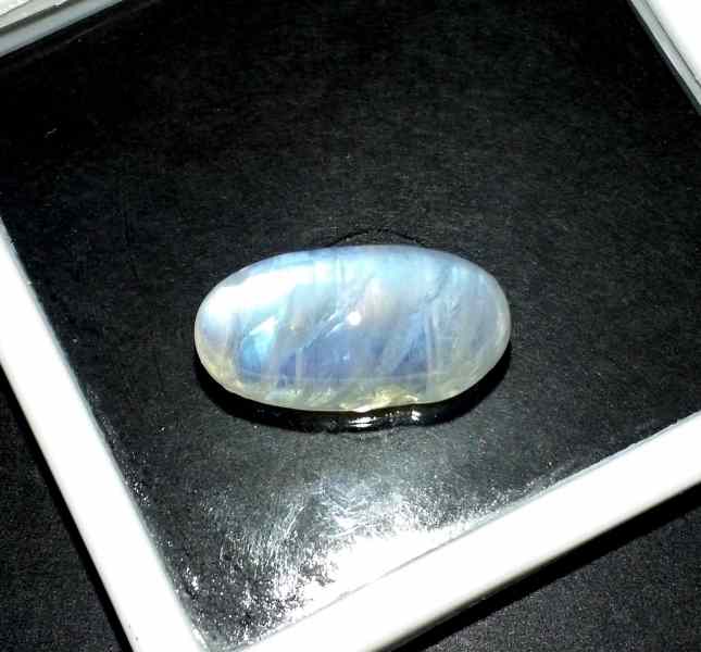 22.43 Carats Ceylon Moonstone 23.85 x 12.03 x 9.43 mm