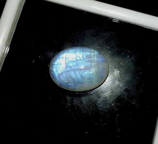 16.89 Carats Ceylon Moonstone 19.80 x 15.14 x 7.35 mm