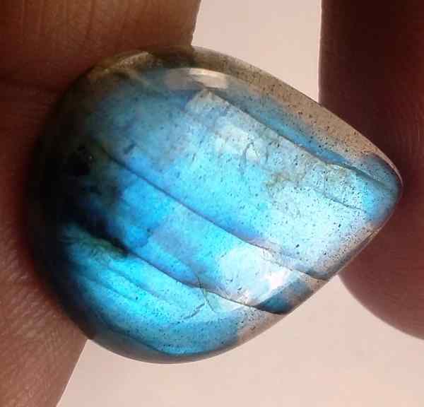 11.8 Carats Labradorite 20.14 x 16.14 x 5.14 mm