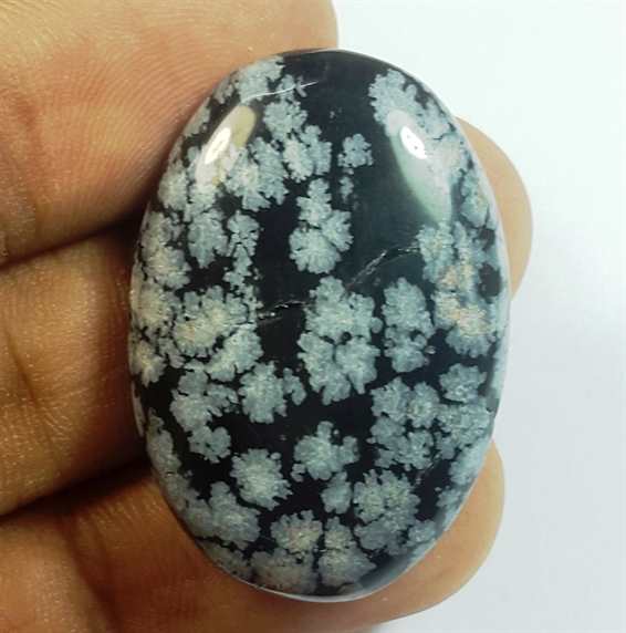 35.51 Carats Snow Obsidian 32.90 x 22.54 x 6.70 mm