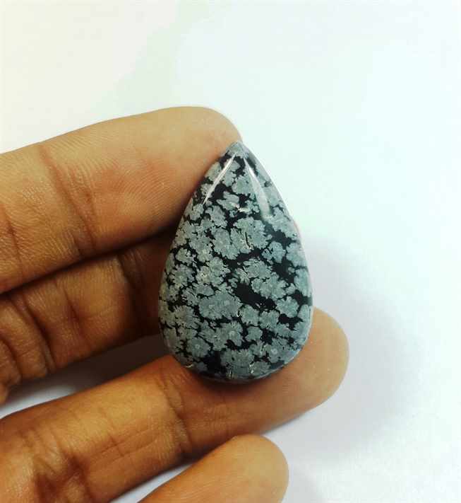 30.44 Carats Snow Obsidian 32.44 x 21.03 x 6.79 mm