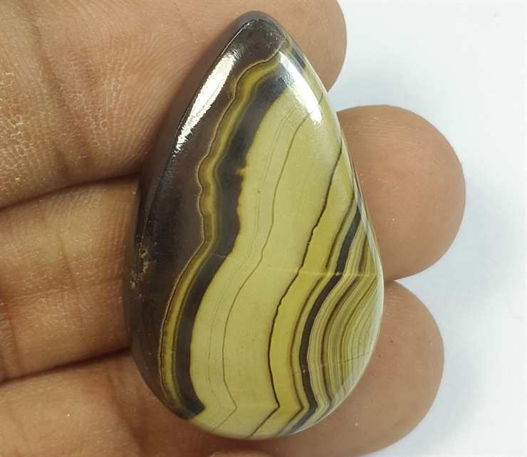 57.51 Carats Schalenblende 33.71 x 20.62 x 6.94 mm