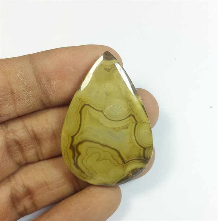 83.06 Carats Schalenblende 40.11 x 27.86 x 6.13 mm
