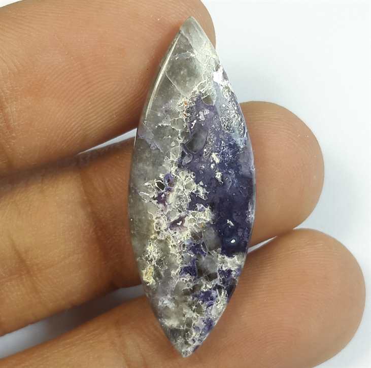 15.08 Carats Tiffany Jasper 34.83 x 12.98 x 4.27 mm