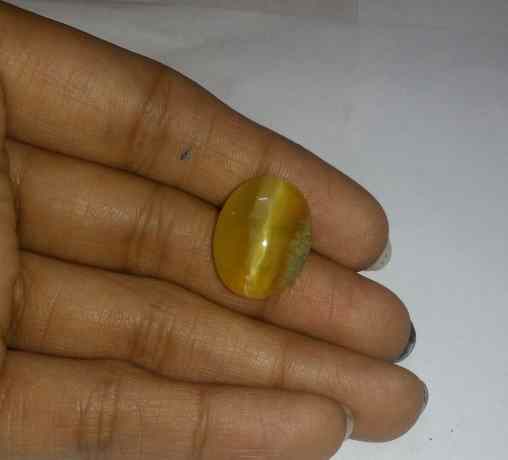 12.15 Carat Yellow Kanak Khet Chrysoberyl Cat's Eye 18.06 x 14.04 x 7.58 mm